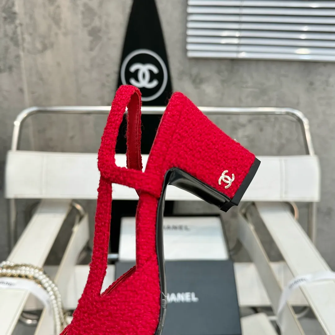 👟👟Ex-factory price 480👟👟 CHANEL Chanel flat bottom series🌹Fashionable classic sandals loved by all stars Fabric [👉] Mixed sheepskin👠🐏 Lining [👉] Silk sheep lining👠🐏 Insole [👉] Silk sheep👠🐏 Sole [👉] Genuine leather outsole imported from Italy 🌻 Packaging [👉] Chanel original box packaging 🌸 Code number [🦶🏻] 34-42 (⚠️34.41.42 is a custom code and cannot be returned or exchanged. Please understand)